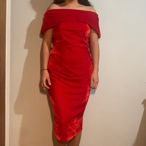Gianni Bini Bell Off the Shoulder Red Velvet Body-con Midi Dress Size: L - Picture 1 of 9